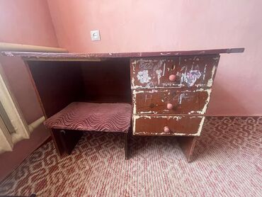 Письменные столы: Письменный стол, Б/у, Дерево