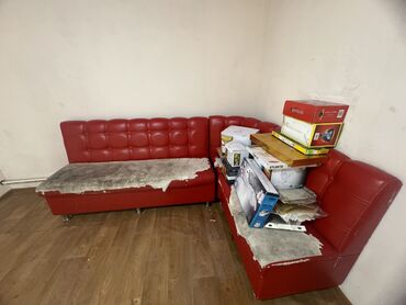 скупаю мебель: Бурчтук диван, түсү - Кызыл, Колдонулган