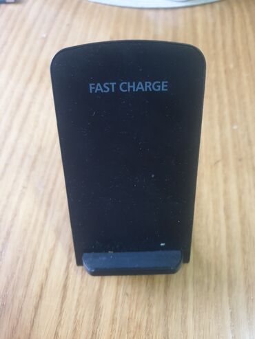 Charges: Wireles punjač kompatibilan sa svim telefonima koji podrzavaju brzo