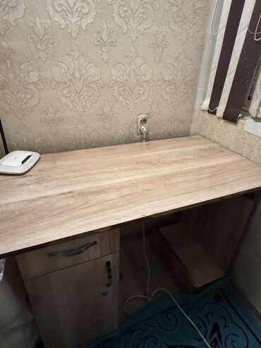 угловые компьютерные столы для дома: Компьютердик үстөлү, Колдонулган, Текчелери бар