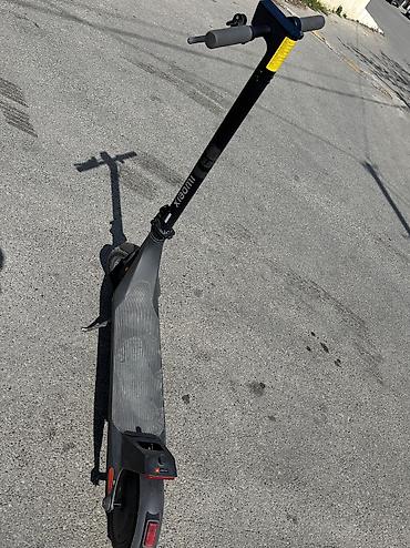 electric scooter: Şəkildəki skuter məşhur **Xiaomi** brendinə məxsusdur (böyük ehtimalla — 3