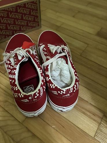 puške: Predstavljamo uniseks Vans Old Skool patike u crvenoj boji. Ove patike — 8