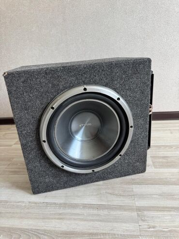 купить сабвуфер в машину: Автомобильный сабвуфер Kenwood в корпусе. Корпус обтянут серым ворсом