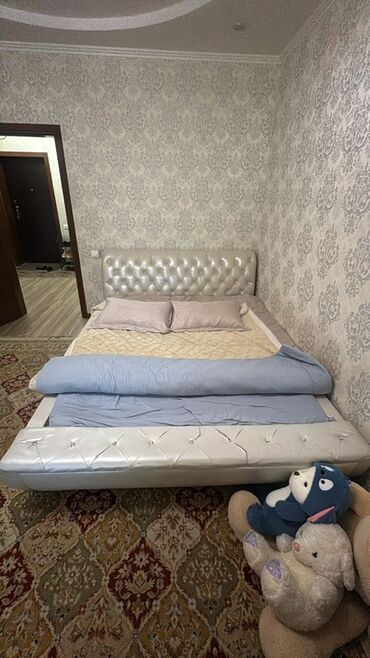 Двуспальные кровати: Кровать двуспальная с мягким изголовьем, обтянутым искусственной кожей