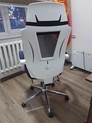 Креслолор: Продаю почти новые офисное кресло с подножкой - Спинка из прочной — 6