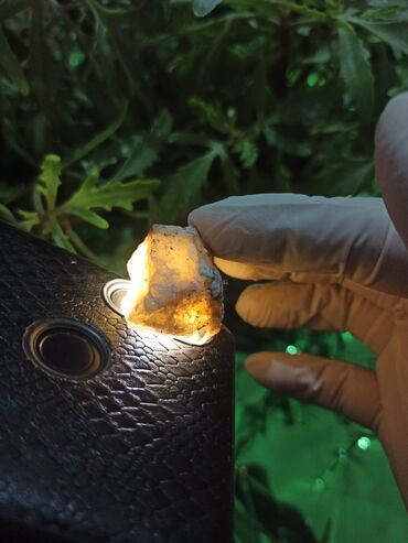 Qiymətli daşlar: Təbii mineral nümunəsi – şəffaf-boz kristallı quruluşlu və işıq — 5