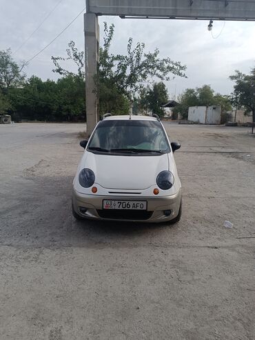 мини электромобиль: Компактный городской автомобиль Daewoo Matiz белого цвета, оснащенный