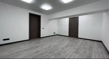 помещение под офис: Продаю Офис 30 м², С ремонтом, С мебелью, Административное здание, Цокольный этаж