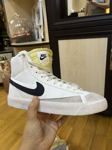 Krossovka ve ketlər: Nike, Ölçü: 41, rəng - Ağ, İşlənmiş
