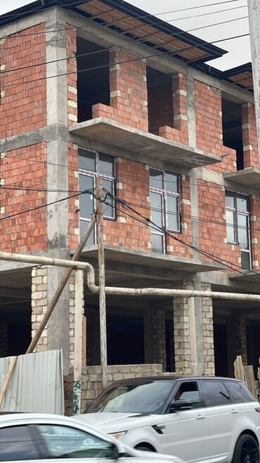 Kommersiya daşınmaz əmlakının satışı: Satılır: Yol kənarında tikilən 3 mərtəbəli, mərtəbələrində eyvanları — 5