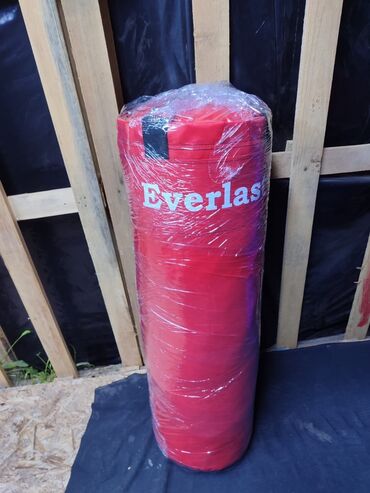 резина для тренировок рук: Красная боксерская груша Everlast. Предназначена для отработки ударов