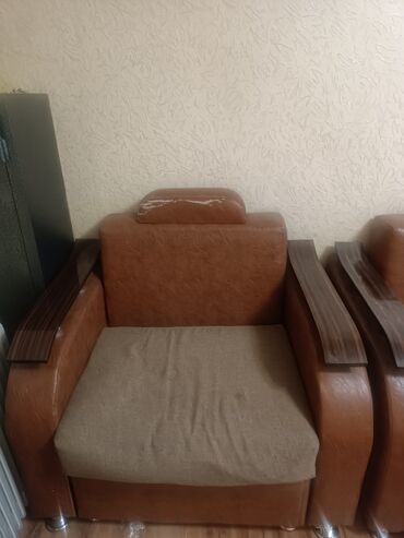 кресло кровать икеа: Мягкое кресло с обивкой из коричневой искусственной кожи и
