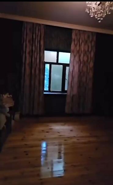 Geniş və işıqlı otaq icarəyə/istifadəyə təqdim olunur. Xüsusiyyətlər
