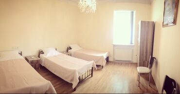 посуточная аренда квартир в баку: Sheherin merkezi, Genclik metrosunun yaninda 11 otaqdan ibaret gunluk