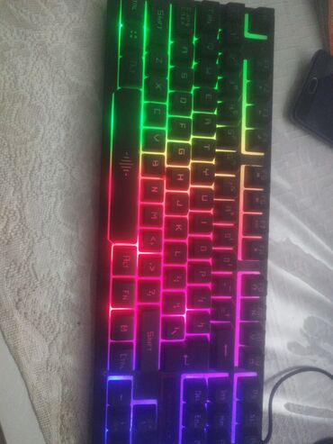 RAF: RGB arxa işıqlanmaya malik kompyuter klaviaturası. Xüsusiyyətlər: -