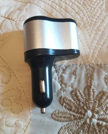 Auto oprema: USB auto punjač sa dva USB porta 2 u 1 - Dimenzija: 9,4 x 5,8 x — 5