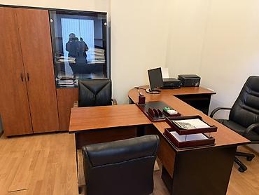 Ofis dəst mebeli: Ofis mebel dəsti Tərkibi: - Direktor masası – geniş iş səthi, yan və — 5