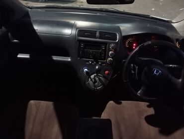 фит универсал: Белый хэтчбек Honda Civic с четырьмя дверями и задней дверью