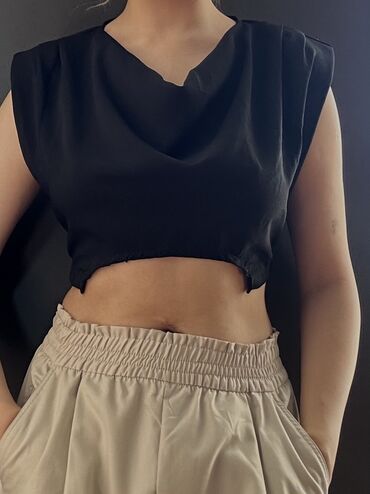 3 duyme koynekler: Bakıdan alınıb. S razmer klassik modeldir. Qara rəng 6 manata satılır