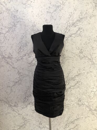 вечернее чёрное платье со шлейфом: Вечернее платье, Коктейльное, Средняя модель, Без рукавов, S (EU 36)