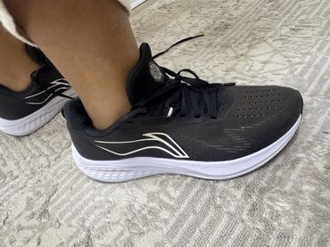 удлиненная куртка: Беговые кроссовки Li-Ning, черные с белыми акцентами. - Верх: легкий