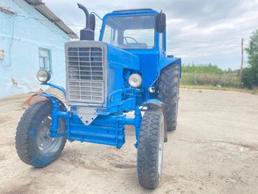 Тракторы МТЗ (Беларус): Трактор МТЗ 80 синего цвета с кабиной. Оборудован передними фарами и — 8