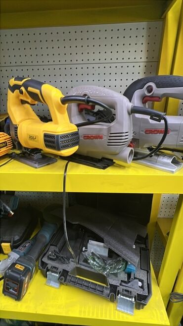 слесарные инструменты: Электрические рубанки для дерева на полочной экспозиции. - Сетевые