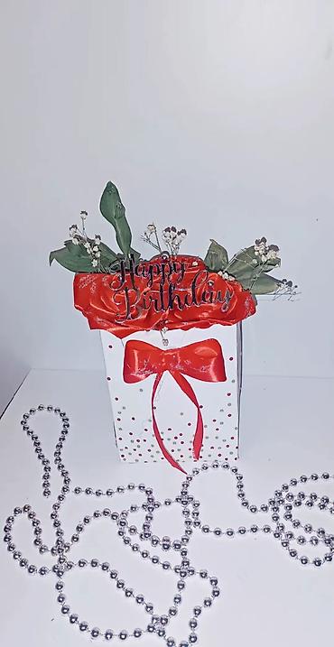 Praznična dekoracija: Dekorativna rođendanska kutija – aranžman - Poklon-kesa/kutija u — 4