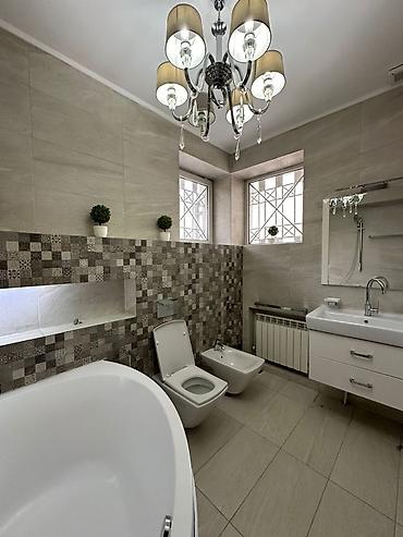 Долгосрочная аренда домов: 370 м², 6 комнат, Балкон застеклен, Забор, огорожен, Парковка — 11