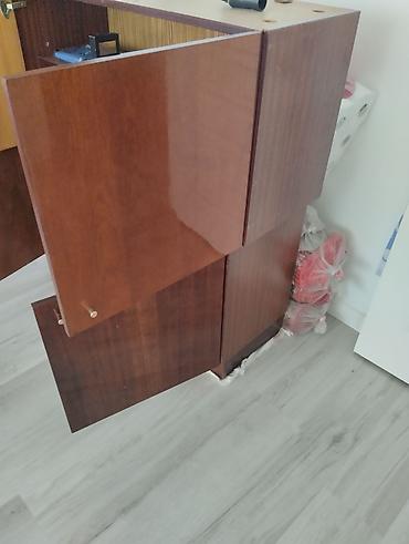 Digər dolablar: Klassik üslubda, ağac teksturalı dörd qapılı asma/üst dolab bölməsi — 3