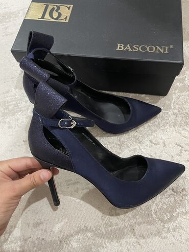 женские пуховики: Туфли Basconi, 37, цвет - Синий