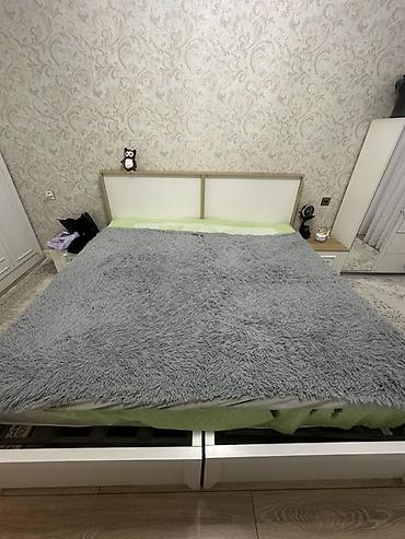 Örtüklər: Ağ range yataq yaninda komodinle birlikde 2kisilik yataq — 1