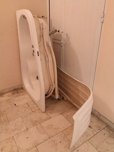 cakkuzi: Politek markalı ağ rəngdə jakuzi hamam küveti. Küvetin içərisində