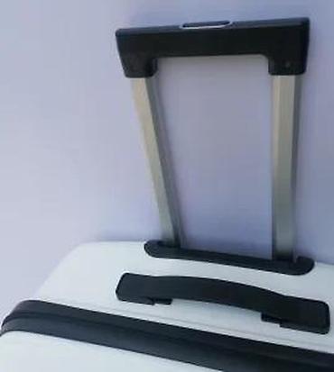 Putni koferi i torbe: === PART 1: TEXTUAL DESCRIPTION === Set od tri bela kofera sa tvrdim — 25