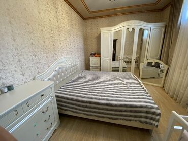 мебель белая: Спальный гарнитур, Двуспальная кровать, Комод, Тумба, цвет - Бежевый, Б/у