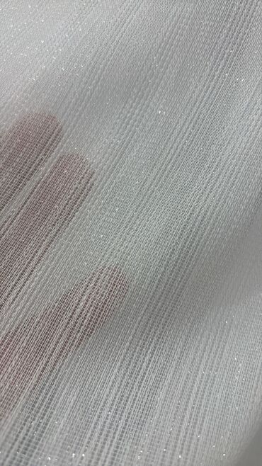 Pərdə və tüllər: Ağ rəngdə, zolaqlı dizaynı olan tül pərdə. Yüngül və şəffaf materialı — 19