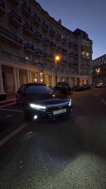 hediye qutusu: Honda Accord sedan – qara rəng, 4 qapılı, şəhər/tras üçün komfortlu və