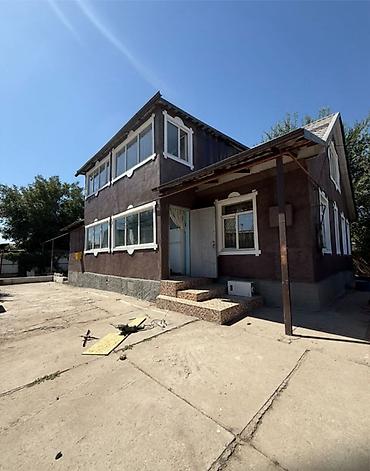 Продажа коттеджей и домов: Продаётся частный дом с двумя уровнями и просторным двором. Первая — 12