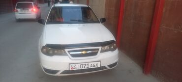 запчасти нубира 2: Белый седан Chevrolet Nexia с характерной формой фар и решеткой
