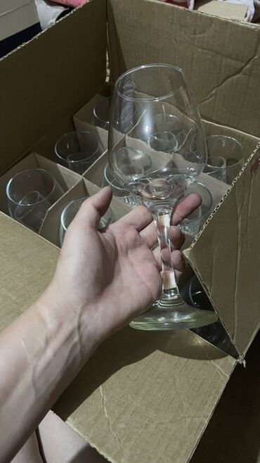 Посуда: Предлагается набор различной посуды, включающий круглые и квадратные — 16