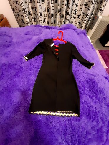Ziyafət donları: Qara rəngli zərif qadın paltarı - Model: dar kəsim, dizə yaxın