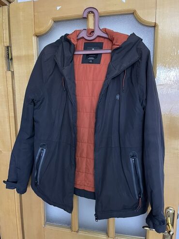 Kurtkalar: Kişi üçün qışlıq/yüngül şişmə tipli kapüşonlu gödəkçə. Xüsusiyyətlər