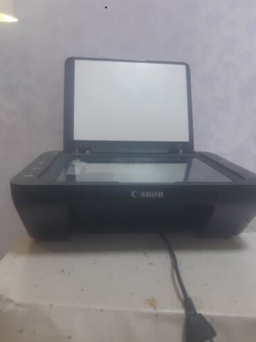 Printerlər: Canon Pixma printeri qara rəngdədir və sənədlərin çapı və skan