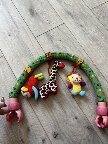 дуга с игрушками: Дуга развивающая на коляску Жираф поет, лвенок пищит, обезьяна шуршит