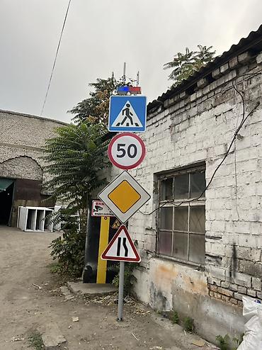 Светодиодный сигнальный маяк для дорожных знаков с солнечной панелью
