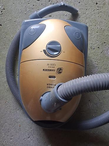 Məişət texnikası: ZELC markalı tozsoran satılır. Model: ZVC-812. Gücü 1200 W — 1