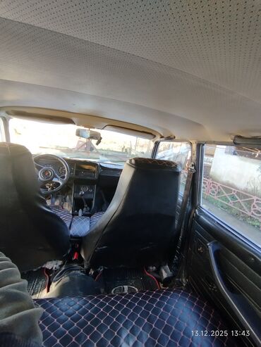 VAZ (LADA): VAZ 2107, ağ rəngli sedan Texniki xüsusiyyətlər: - Ban növü: 4 qapılı — 6