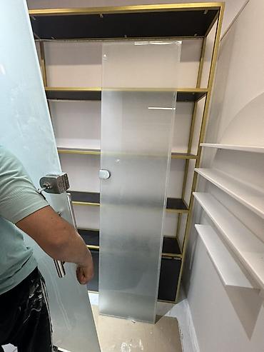 Arakəsmə qapılar: Şüşə qapı və alüminium çərçivə dəsti - Material: möhkəm temperli mat — 4