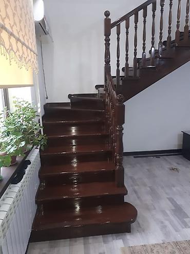 Деревянные лестницы: Деревянная лестница Для дома, Форма лестницы: Много-маршевая, Стиль: Классический — 31