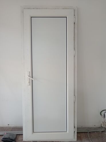 Toyota: Ağ rəngli PVC qapı - Material: PVC/profil çərçivə, səliqəli düz panel
